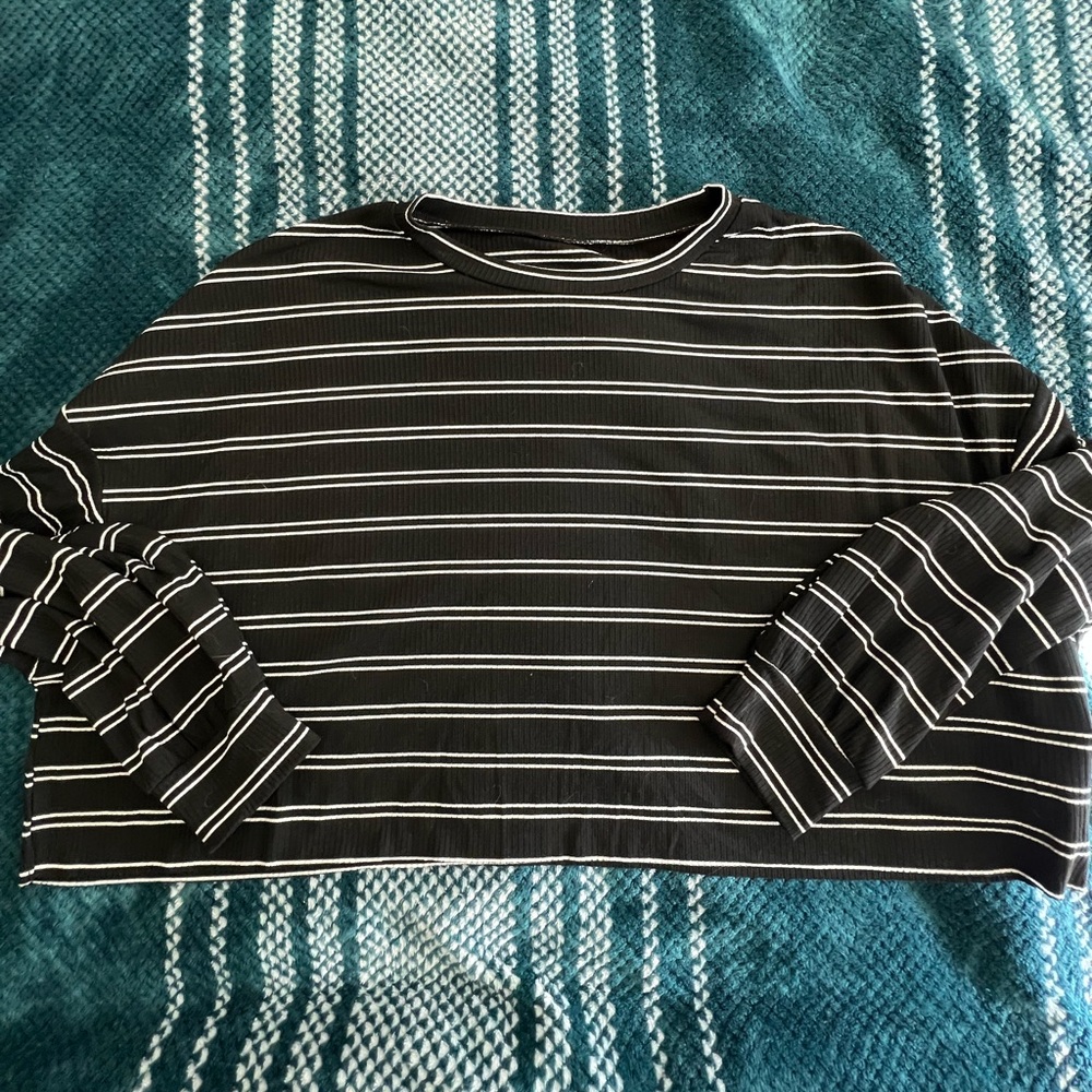 Striped cropped long sleeve tee